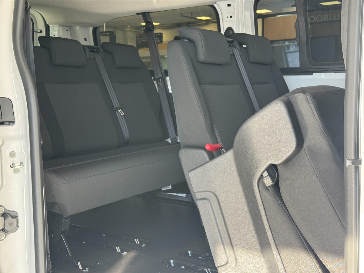 Toyota Proace EV COMBI 9 personer FWD 75 kWh 136 hk
